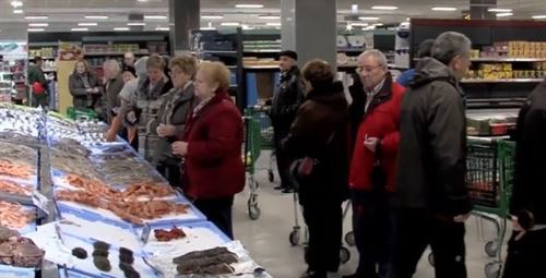 Cientos de personas hacen sus compras de Navidad en el nuevo Mercadona de Santurtzi
