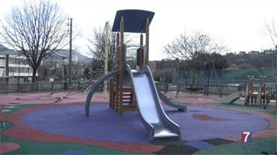 El deteriorado pavimento del parque de juegos de Autonomía, en Muskiz, será renovado