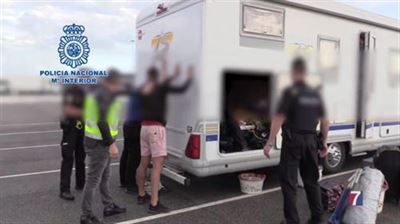 La Policía Nacional localiza a dos inmigrantes escondidos en una caravana