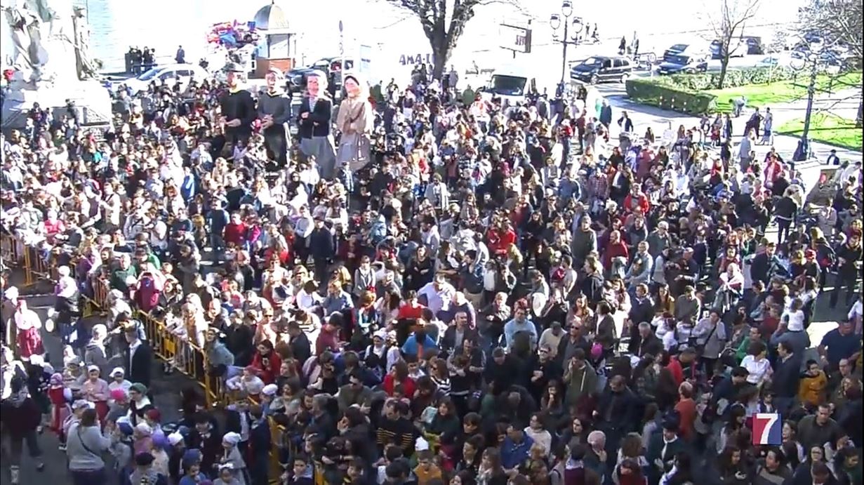 Caluroso recibimiento a Olentzero y Mari Domingi en Portugalete