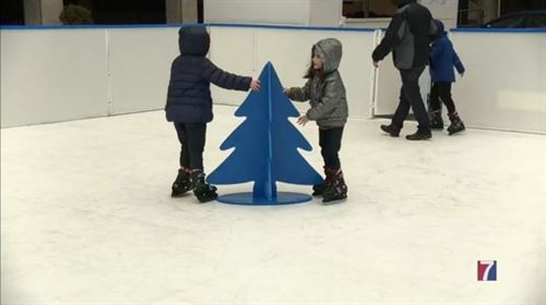 La pista de patinaje de Txabarri ha sido la principal novedad de las navidades en Sestao.