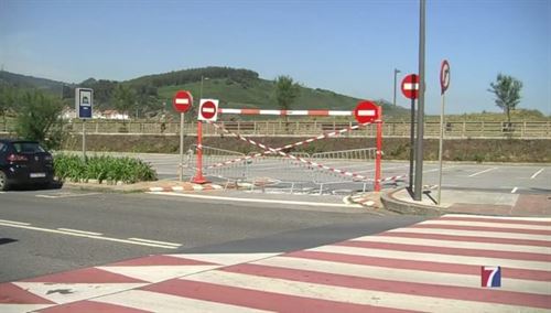 Costas insta al ayuntamiento de Zierbena a reabrir el parking de la playa de La Arena (2)