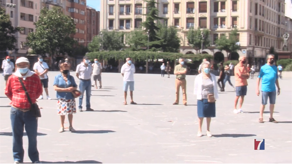 Los pensionistas de Barakaldo guardan un minuto de silencio por las víctimas del COVID-19
