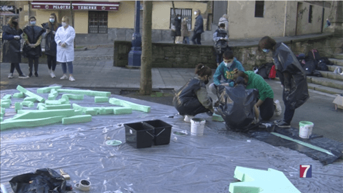 Alumnos del instituto Zunzunegui de Portugalete intervienen artísticamente en la plaza de la Rantxe