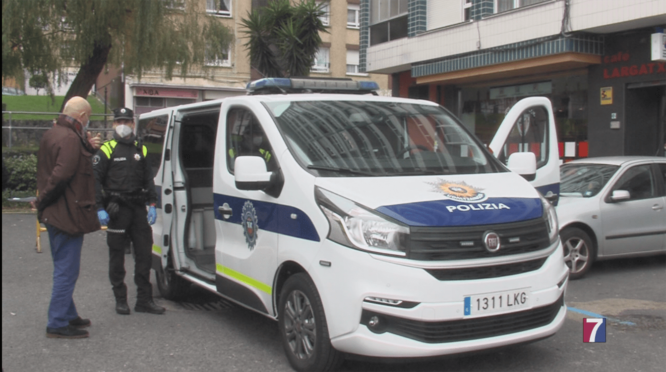 La Policía Local de Barakaldo estrena una furgoneta que sirve de comisaría móvil