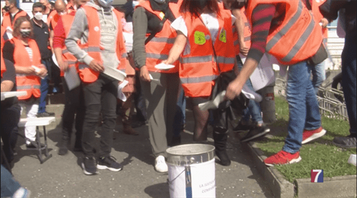 Los trabajadores de ITP queman sus cartas de despido