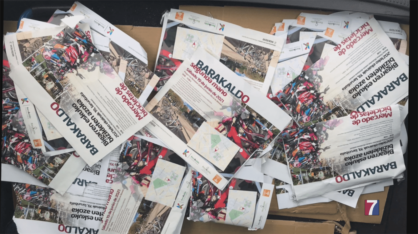 El Ayuntamiento de Barakaldo da ejemplo recogiendo los carteles que coloca