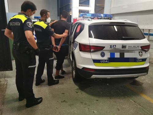 Foto de los policías locales con el detenido