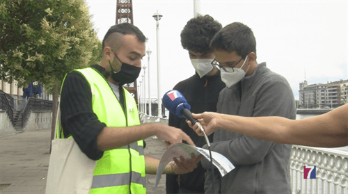 Embajadores jarrilleros reciben a los turistas en Portugalete