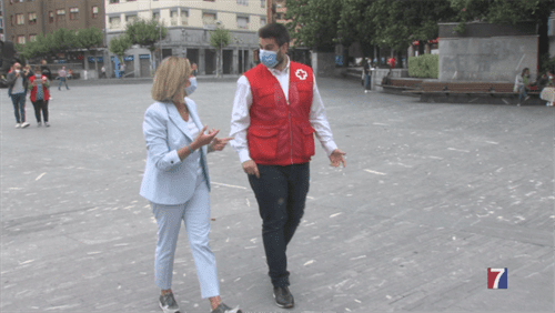 Voluntarios de Cruz Roja recorren Barakaldo para concienciar sobre el cumplimiento de las medidas anti Covid (2)
