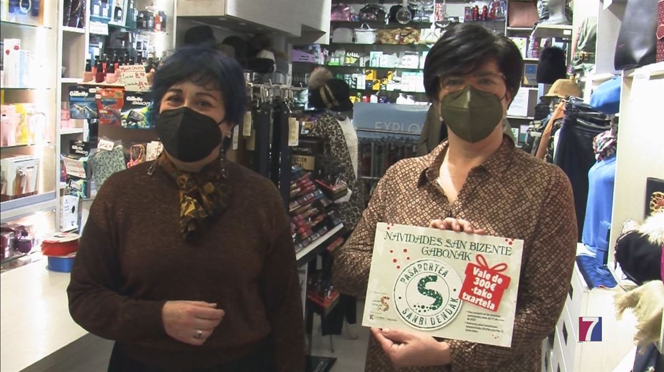 Sanbi Dendak entrega el vale de 300 euros a la ganadora de la campaña “Navidades San Bizente Gabonak”