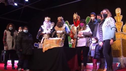 Izan Romero, primer barakaldés nacido el día de Navidad, recibe la tradicional canastilla
