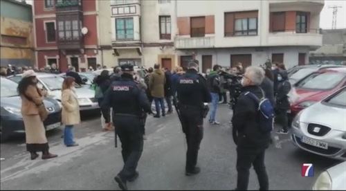 Erandioko Auzokideok pide al Ayuntamiento asesoramiento para la familia propietaria de la casa ocupada