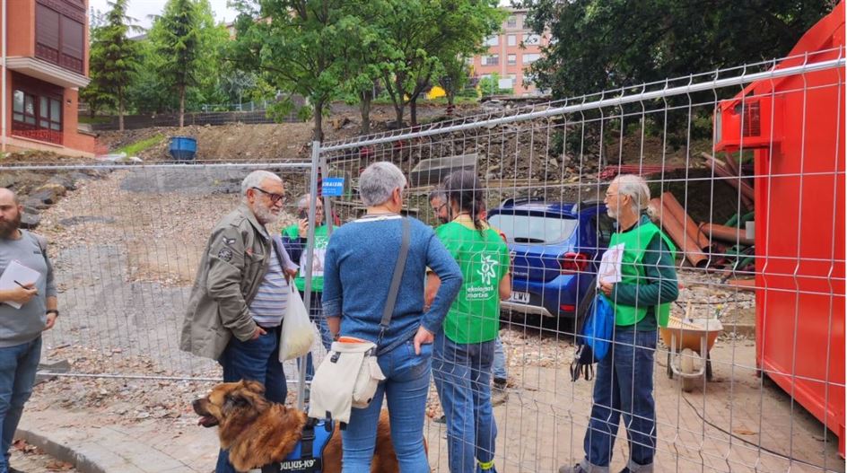 Ekologistak Martxan denuncia la tala de un árbol en unas obras en Barakaldo (2)