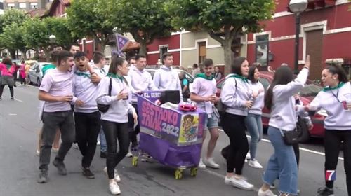 31 cuadrillas participan en la bajada de los Sanpedros en Sestao