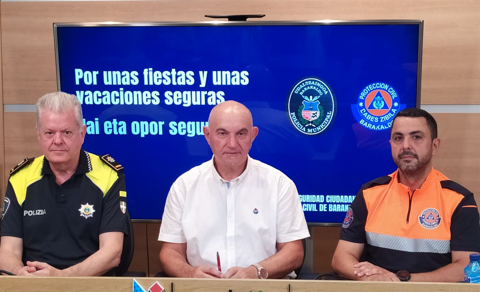 Foto de Ángel Madrazo con José Félix Segurola, subcomisario jefe de la Policía Local, y José Antonio García, responsable de Protección Civil