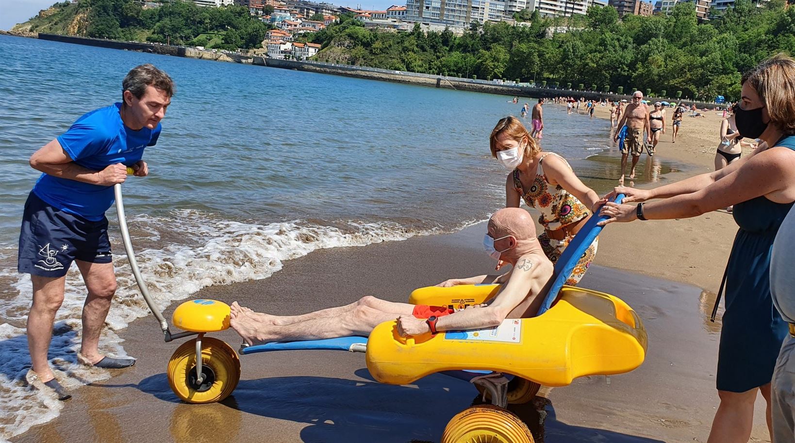 La Diputación estudiará la posibilidad de ampliar el servicio de baño asistido en las playas