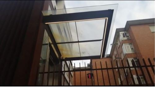 La suciedad sigue patente en el ascensor urbano de La Paz en Sestao