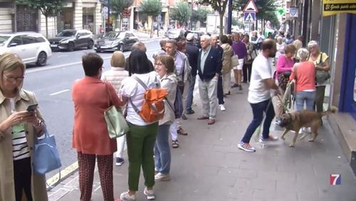 Largas colas para hacerse con un viaje del Inserso