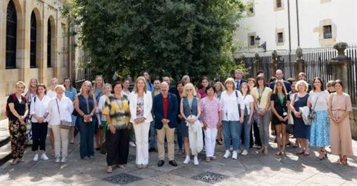 Participantes en una conferencia sobre derechos sexuales visitan la Casa de Juntas de Gernika