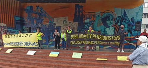 Pensionistas colaboran en la recogida de firmas contra la tala de árboles en Barakaldo