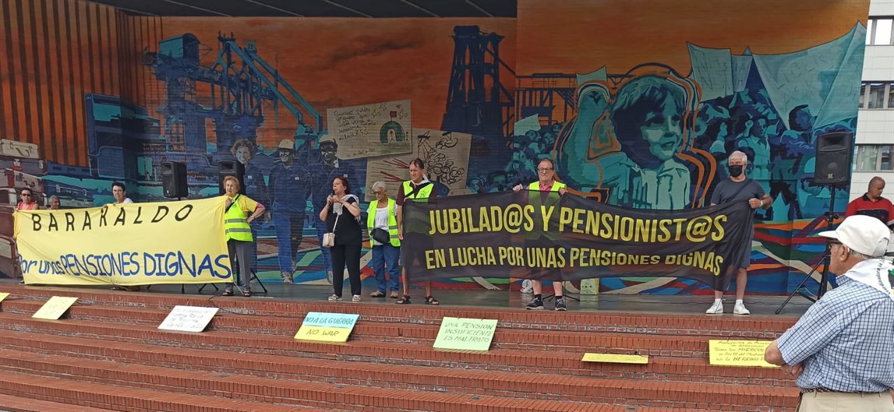 Pensionistas colaboran en la recogida de firmas contra la tala de árboles en Barakaldo