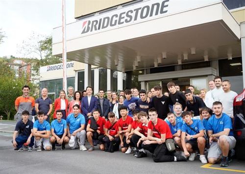 Alumnos de Santurtzi y Ortuella visitan la planta de Bridgestone en Basauri
