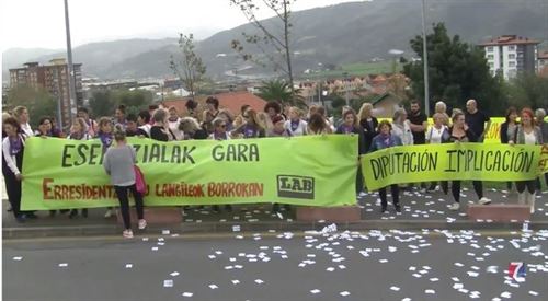 Concentración en Aspaldiko en el segundo día de huelga en las residencias de Bizkaia