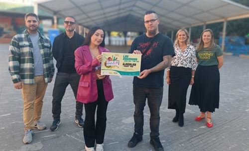 Dos de los componentes de los grupos ganadores MAD y Aura Veil, junto a la alcaldesa Amaia del Campo y Jon Gondra, de la organización del festival