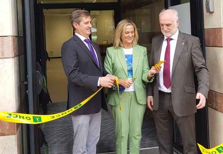 Rafael Ledesma, Amaia del Campo y Juan Carlos Andueza cortan la cinta inaugural – copia
