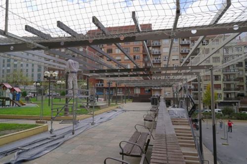 El Ayuntamiento de Santurtzi repara la pérgola del parque Señorío de Bizkaia (2)