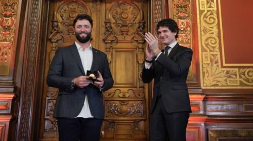 Unai Rementeria entrega a Jon Rahm el galardón Ilustre de Bizkaia-Bizkaitar Argia