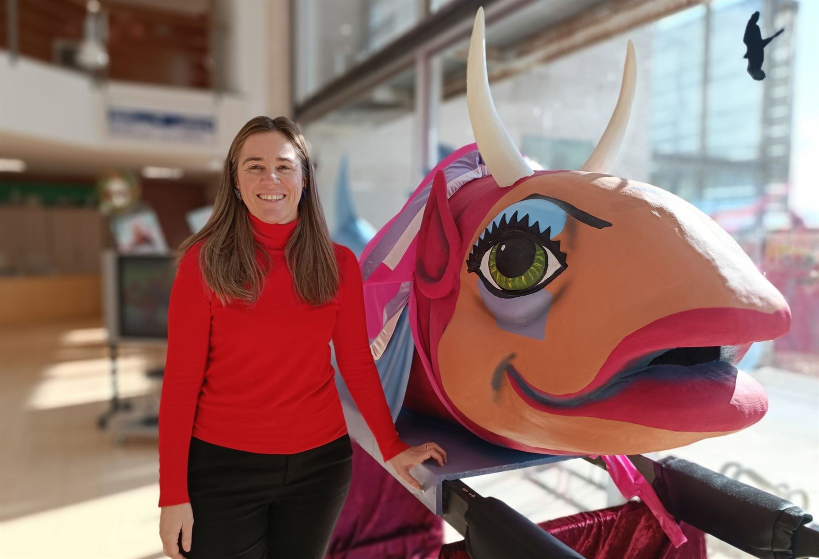 Nerea Cantero, concejala de Cultura, junto a la sardina de Carnaval