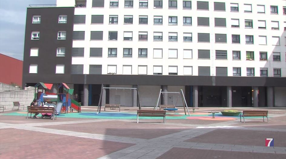 La Plaza de Burceña contará con una nueva zona de juegos infantiles y un baño público