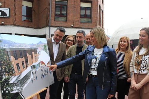 Amaia del Campo muestra el proyyecto previsto en Bagatza