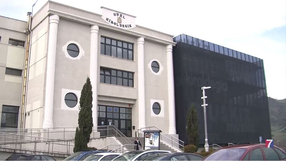 Muskiz estudia penalizar a la empresa encargada de las obras de reforma del polideportivo (2)