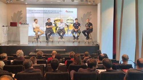 El servicio foral de bomberos organiza una jornada formativa sobre la gestión del agua en grandes incendios