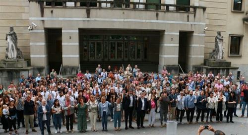 Alcaldes, alcaldesas y representantes municipales han realizado hoy una comparecencia pública conjunta ante “la grave preocupación que les ha suscitado la sentencia del Tribunal Constitucional de España contra la Ley Municipal vasca, desestimando la posibilidad de que los ayuntamientos puedan funcionar en euskara”. A su juicio, la sentencia es un “obstáculo” al proceso de normalización y revitalización del euskara pues limita las políticas lingüísticas que se desarrollan desde los ayuntamientos a favor de este objetivo. El artículo 6.2 de la Ley Municipal, anulado por el Tribunal Constitucional, permitía a los ayuntamientos comunicarse internamente y con otras instituciones únicamente en euskera.