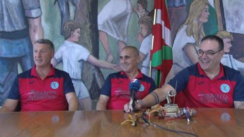 El Ayuntamiento de Abanto rinde reconocimiento a la Peña Enkarterri Tiragomas