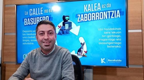 David Arribas junto a la imagen de la campaña de basuras puesta en marcha en la ciudad
