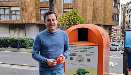 Portugalete regala embudos para fomentar el reciclaje de aceite