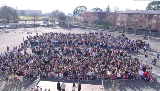2.300 alumnos de Claret Askartza forman con sus cuerpos la palabra “Bakea”
