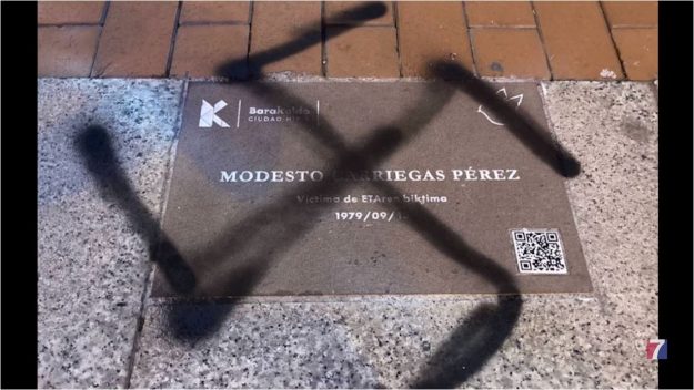 Los partidos políticos de Barakaldo salvo EH Bildu condenan el ataque a la placa en homenaje a una víctima del terrorismo