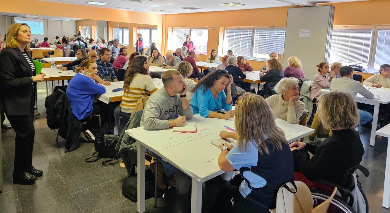 La alcaldesa en la segunda mesa participativa llevaba a cabo hoy