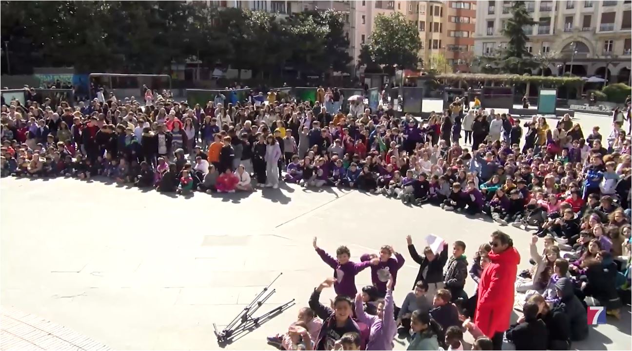 Cerca de 600 escolares se concentran en la Herriko Plaza de Barakaldo en favor de la lucha feminista