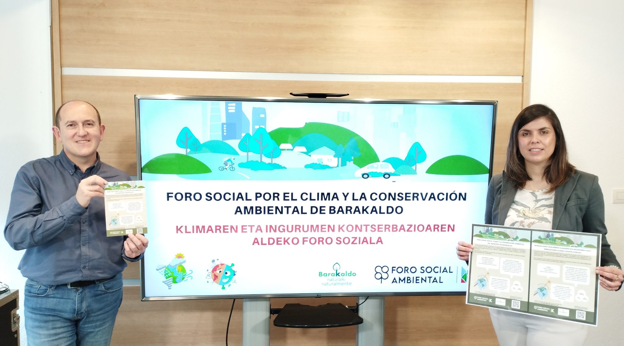 Foto de Carlos Fernández y Alba Delgado con los folletos y carteles del Foro Social Ambiental