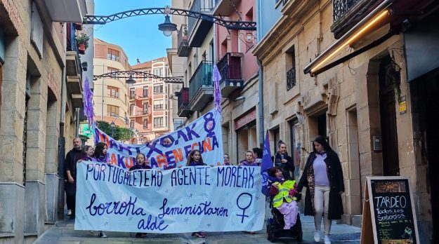 Los escolares de Portugalete convierten el 8M en una fiesta