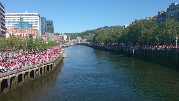 Las calles de Bilbao comienzan a llenarse de gente para celebrar el título de Copa del Athletic Club