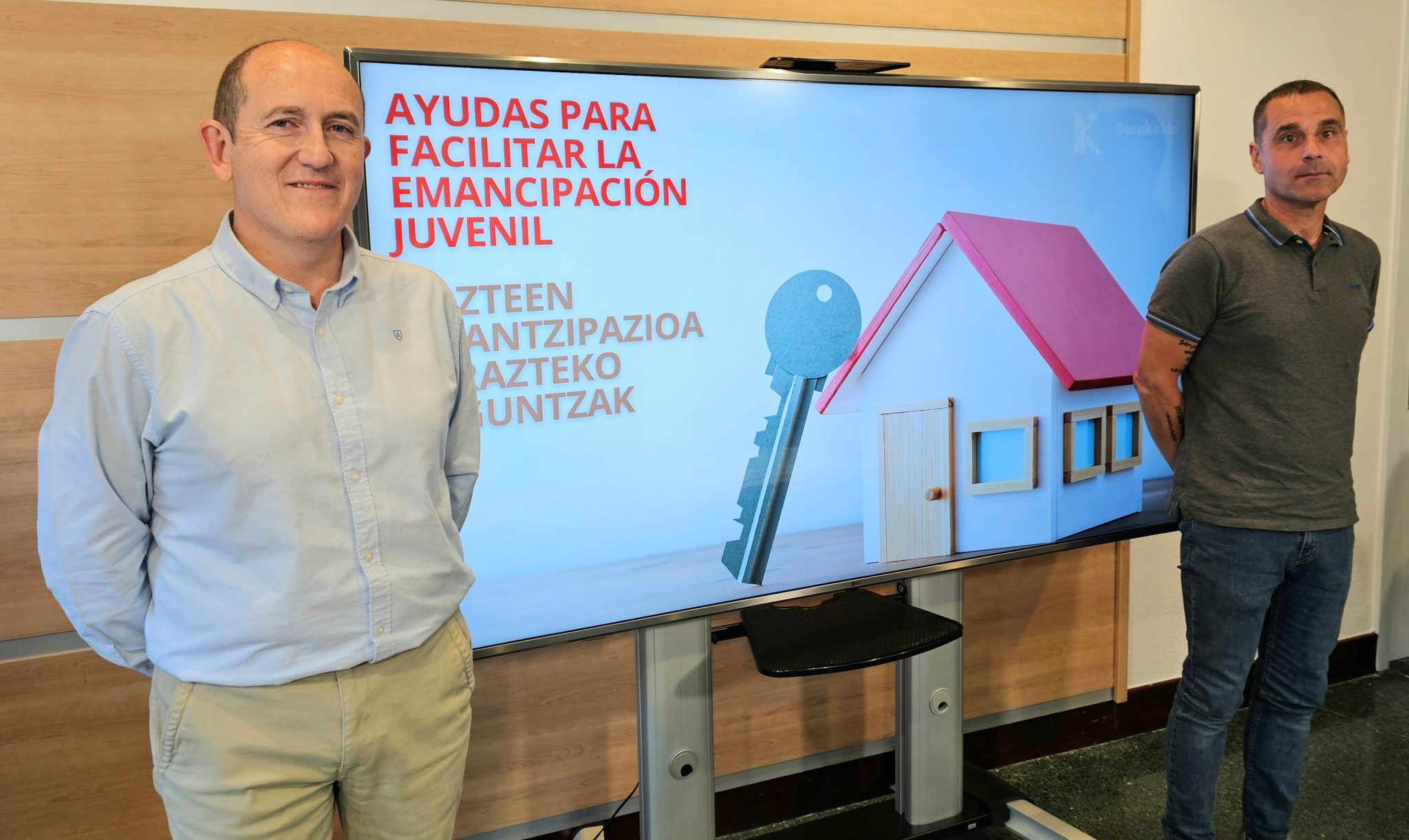Foto de Carlos Fernández y Juan Antonio Pizarro en la presentación de las ayudas a la emancipación de 2024