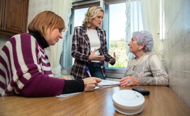 La alcaldesa en una de las visitas realizadas a una usuaria de los detectores de humo municipales